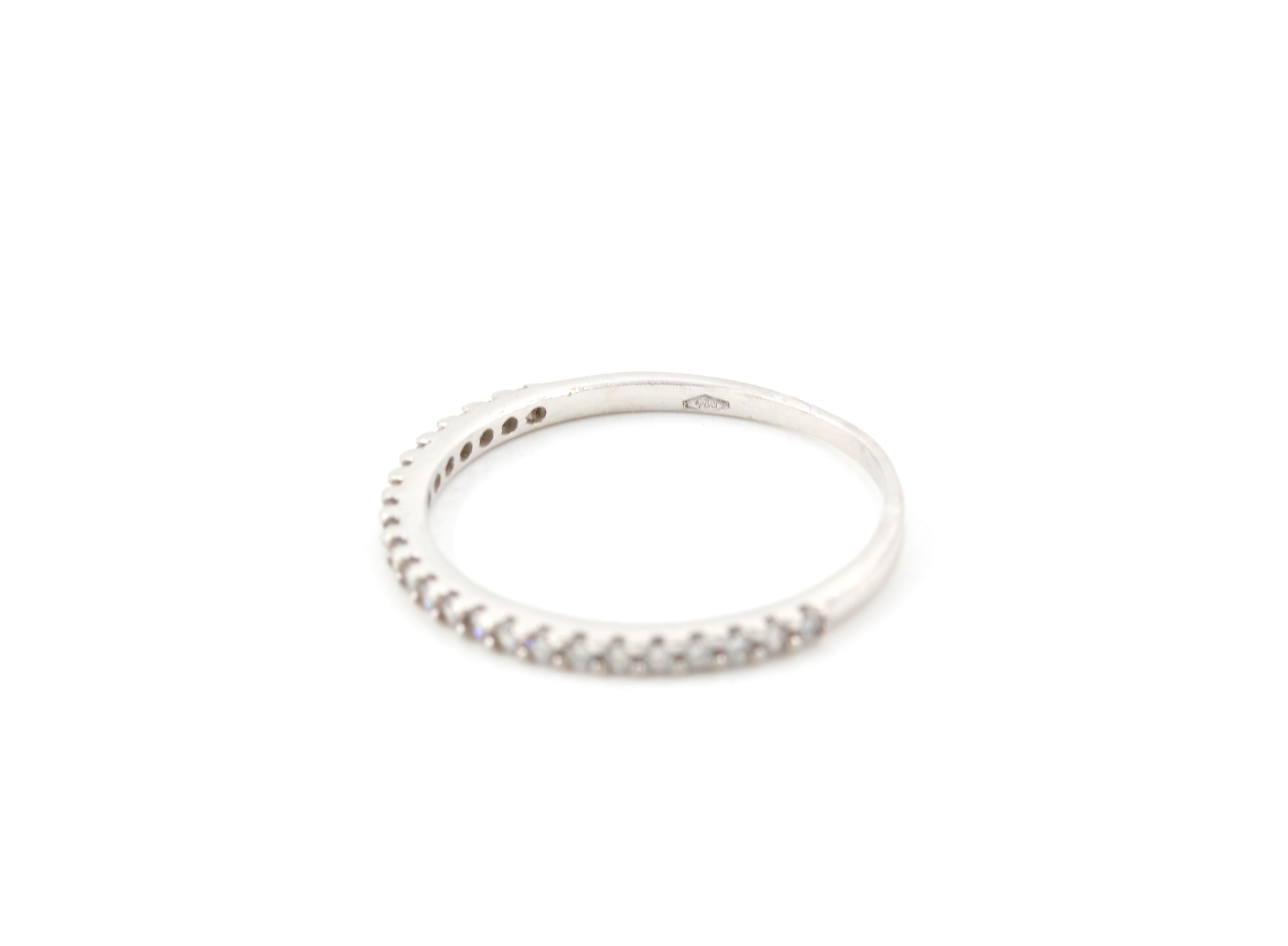 Allians ring med zirkon stenar i 18k vitguld. vikt: 0,9g