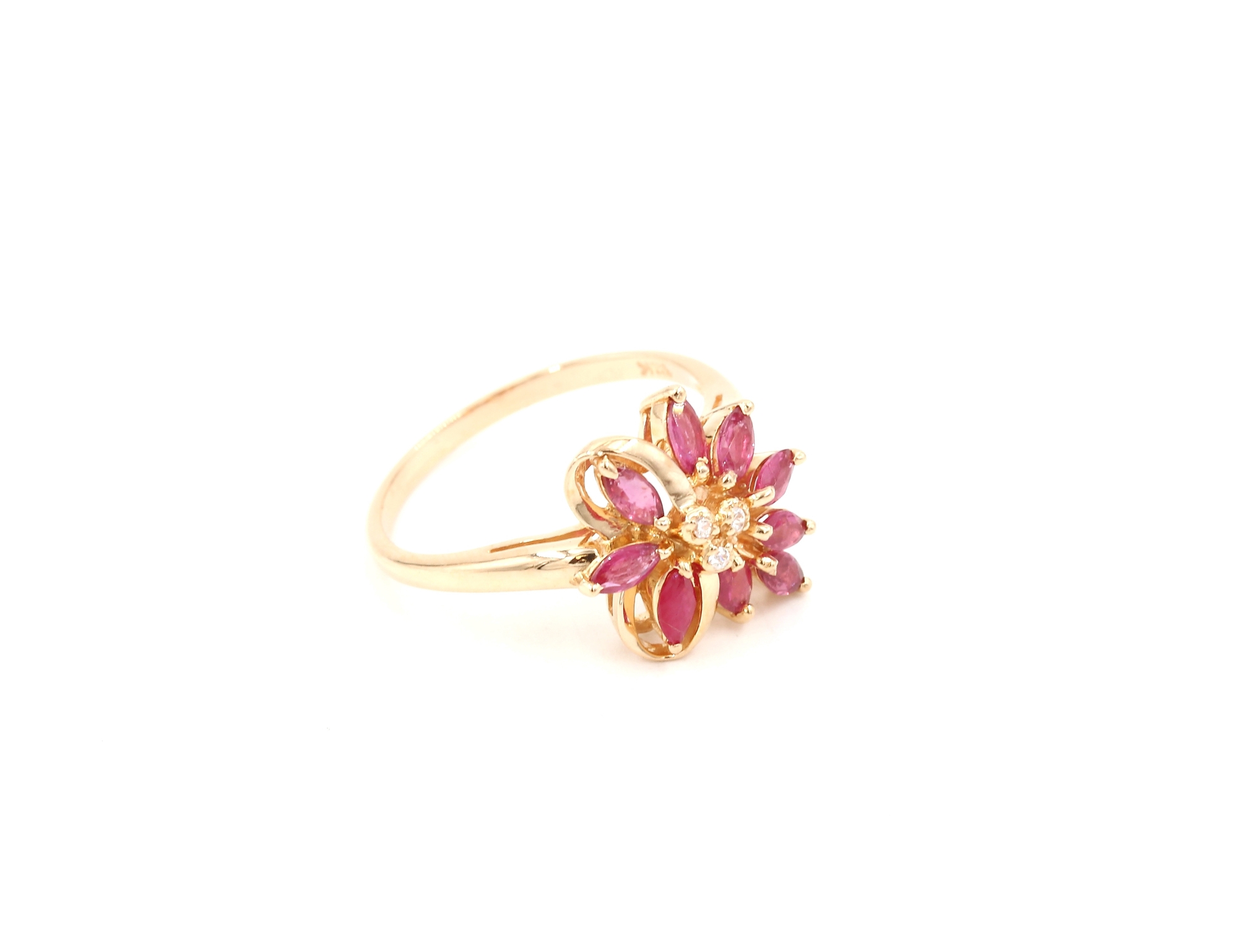 Ring i 18k guld med rubiner och diamanter. vikt: 3,28g