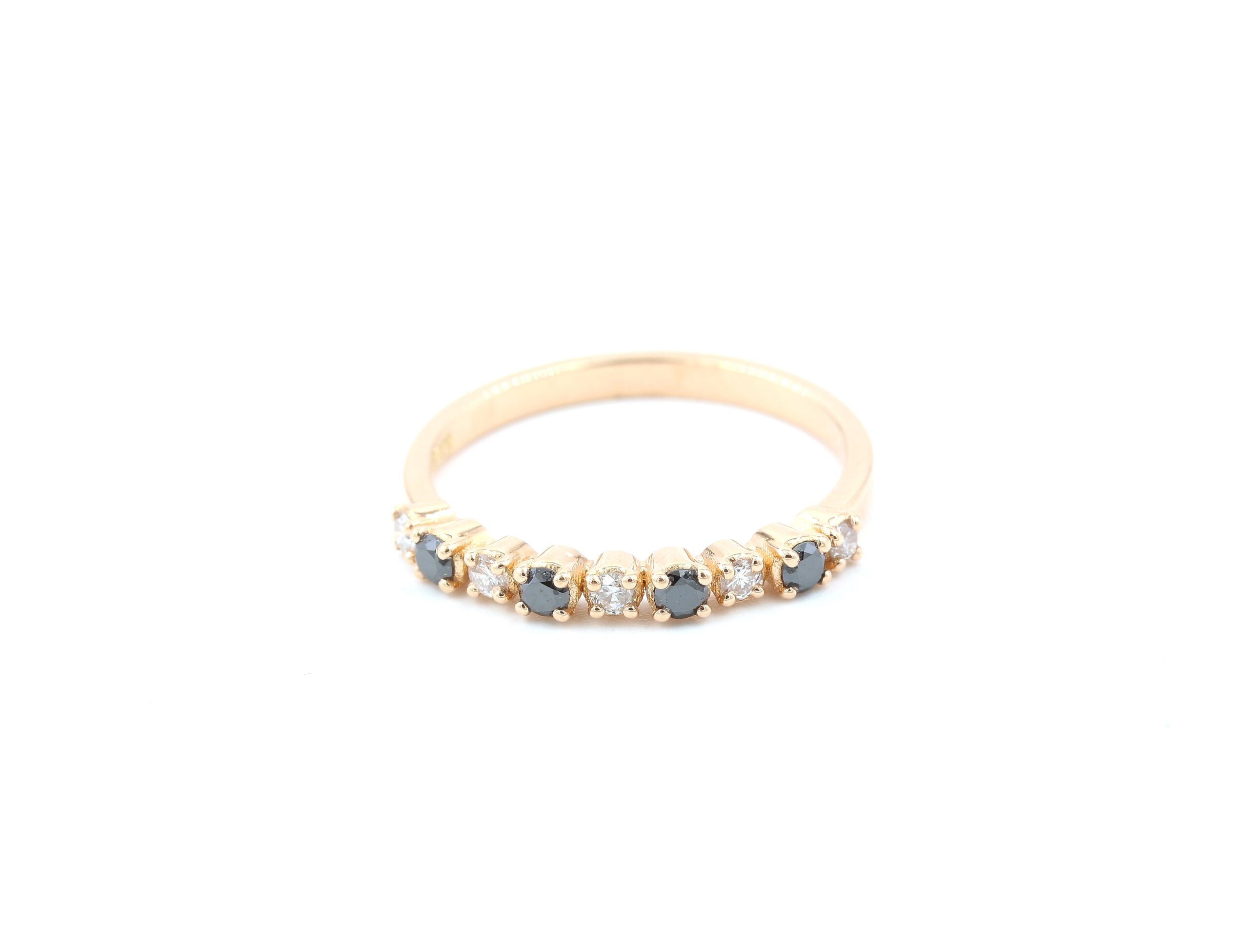 Diamantring i 18k guld med svarta stenar. vikt:1,5g