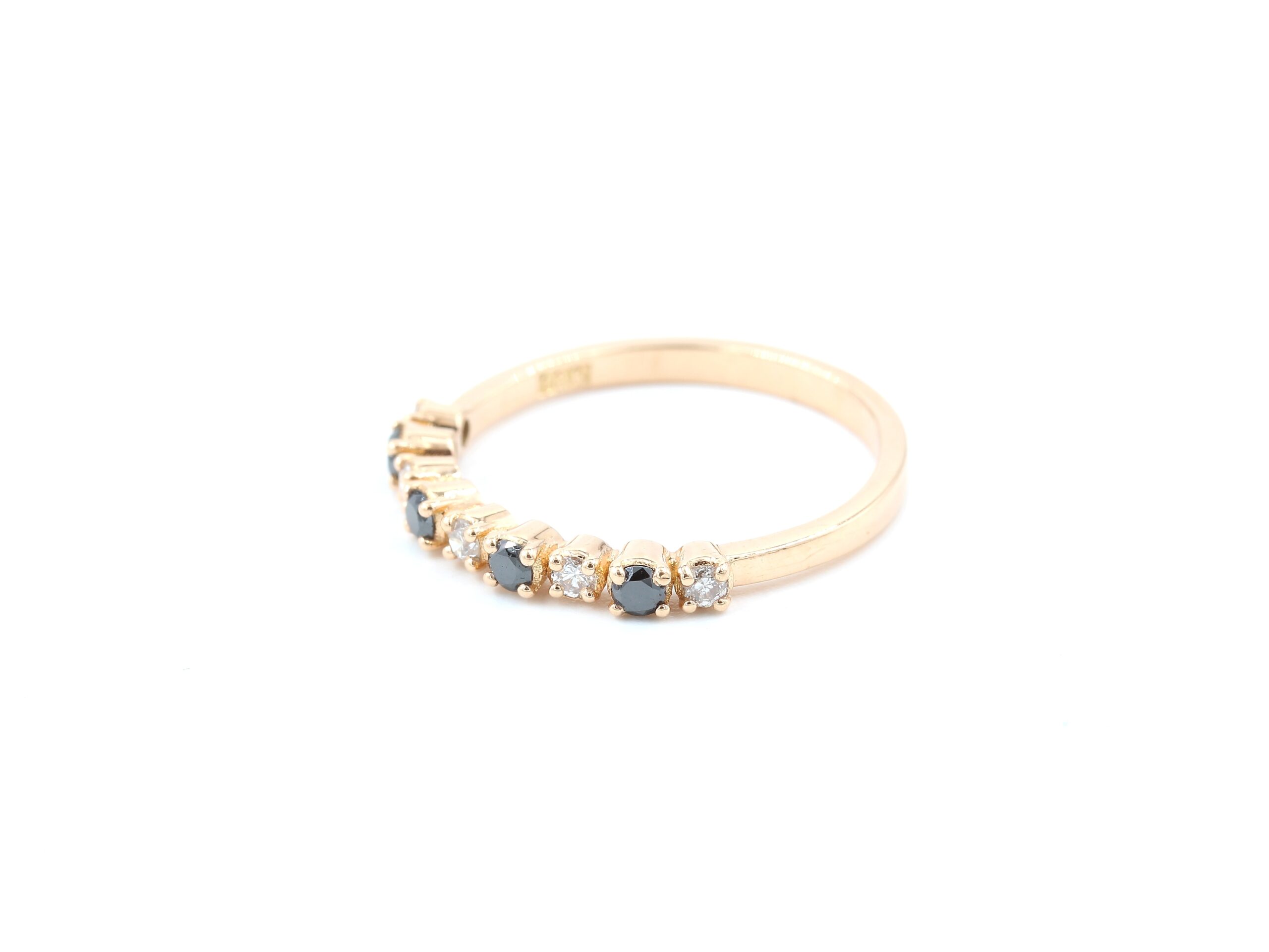 Diamantring i 18k guld med svarta stenar. vikt:1,5g