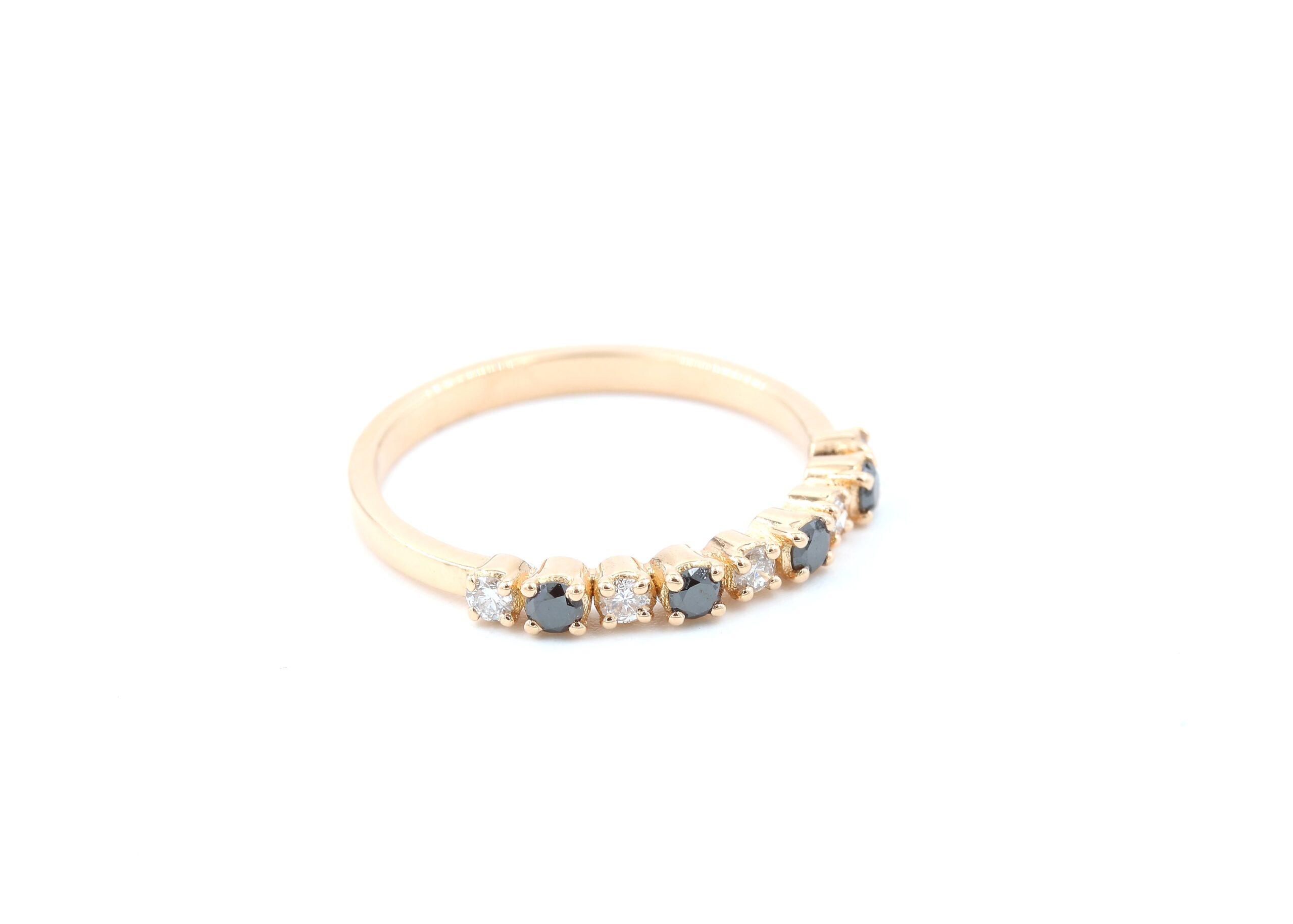Diamantring i 18k guld med svarta stenar. vikt:1,5g