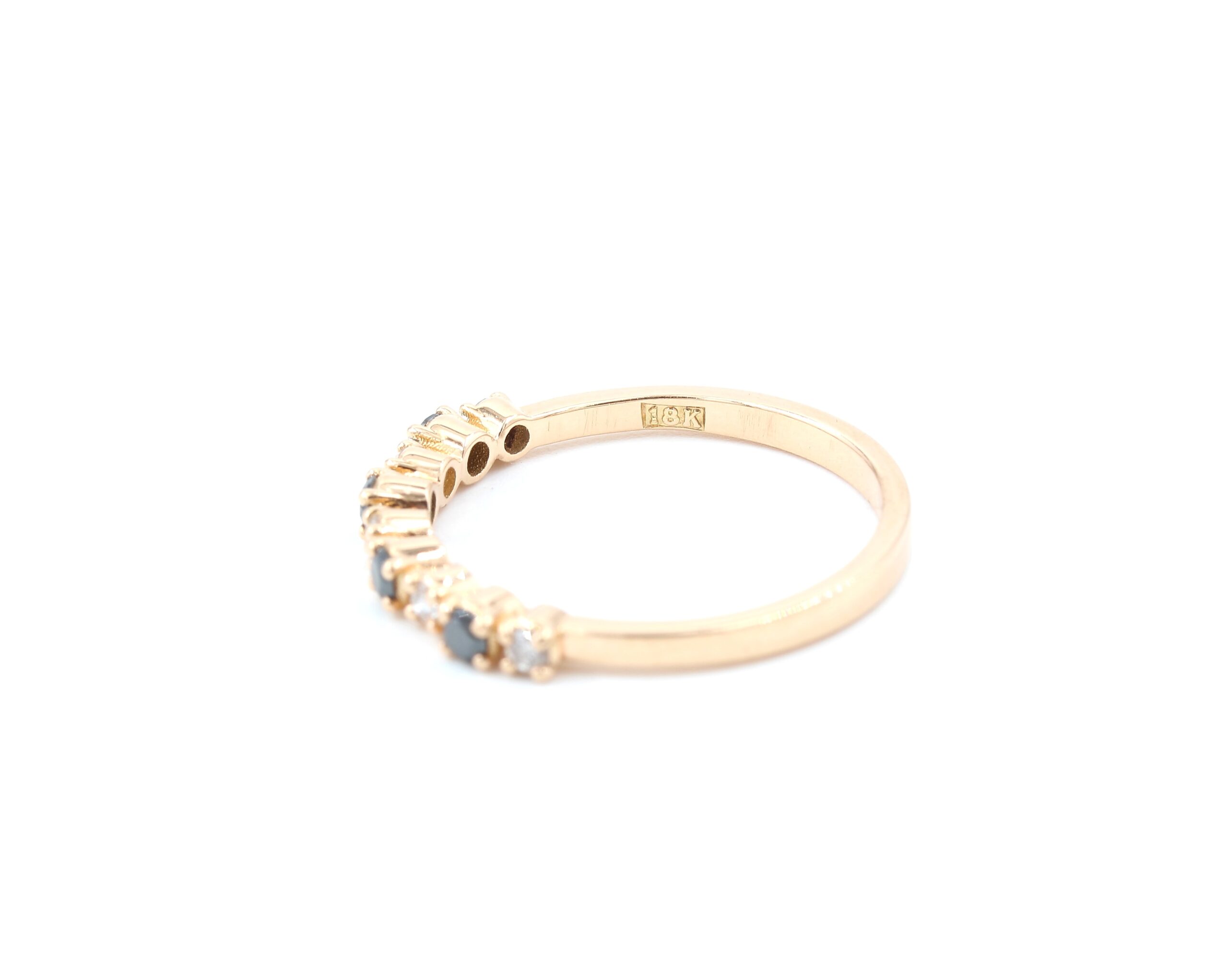 Diamantring i 18k guld med svarta stenar. vikt:1,5g
