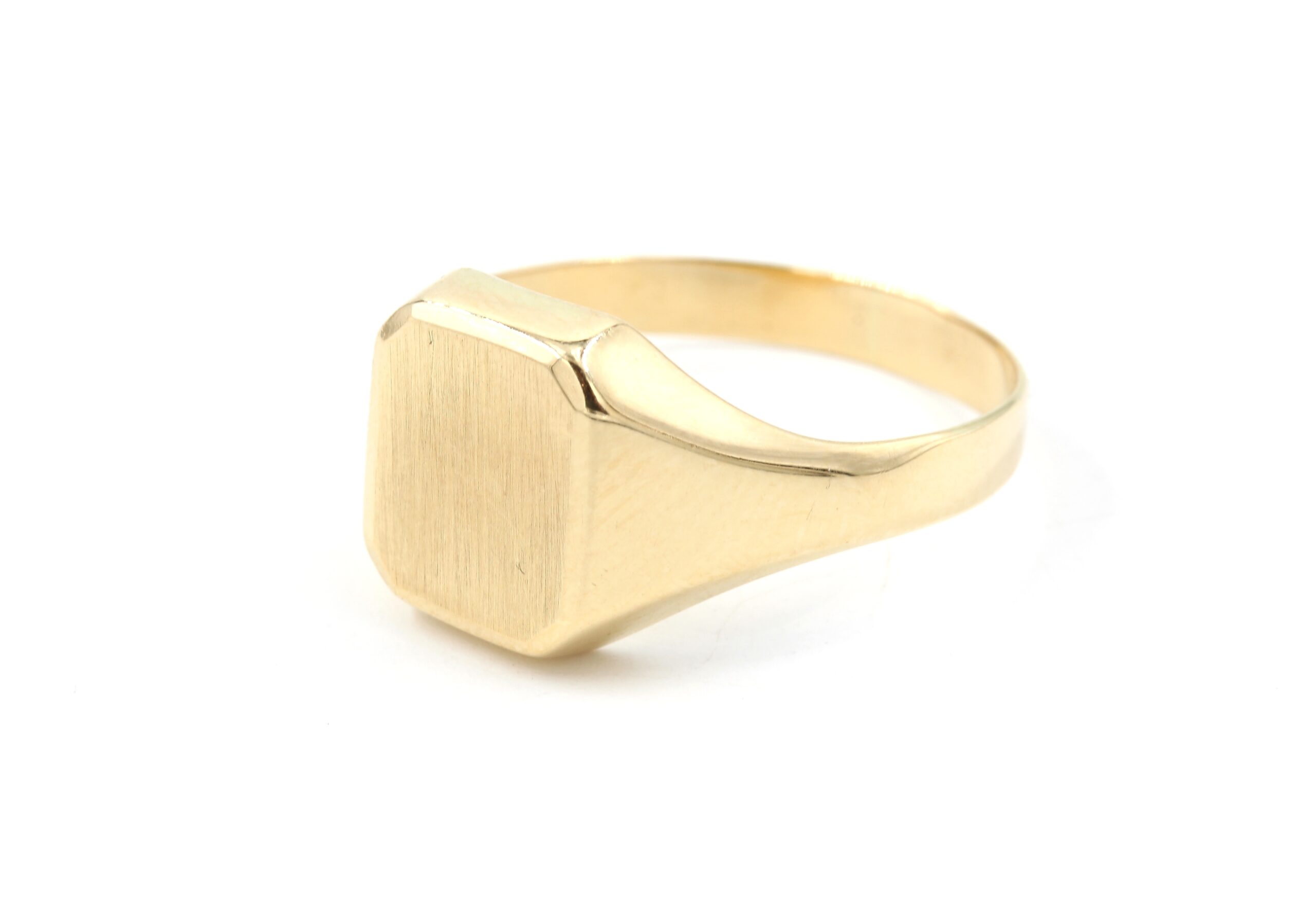 Klackring i 18k guld. ihålig. vikt: 3,25g