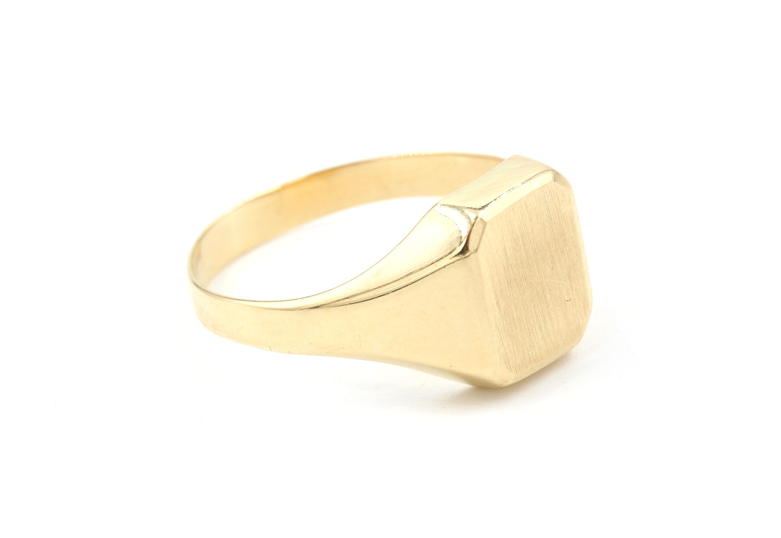 Klackring i 18k guld. ihålig. vikt: 3,25g