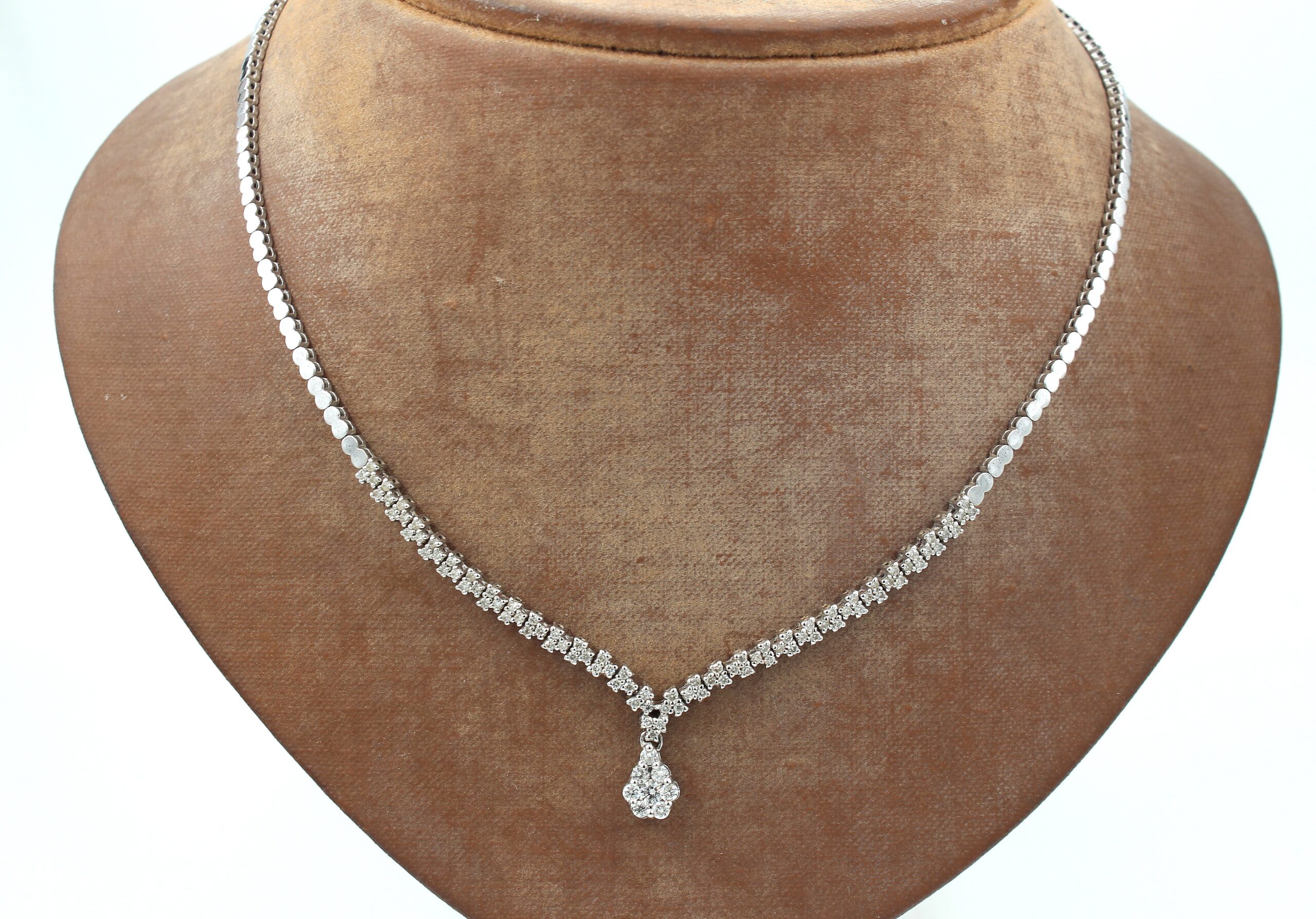 Diamant halsband i 18k vitguld. vikt: 16,8g