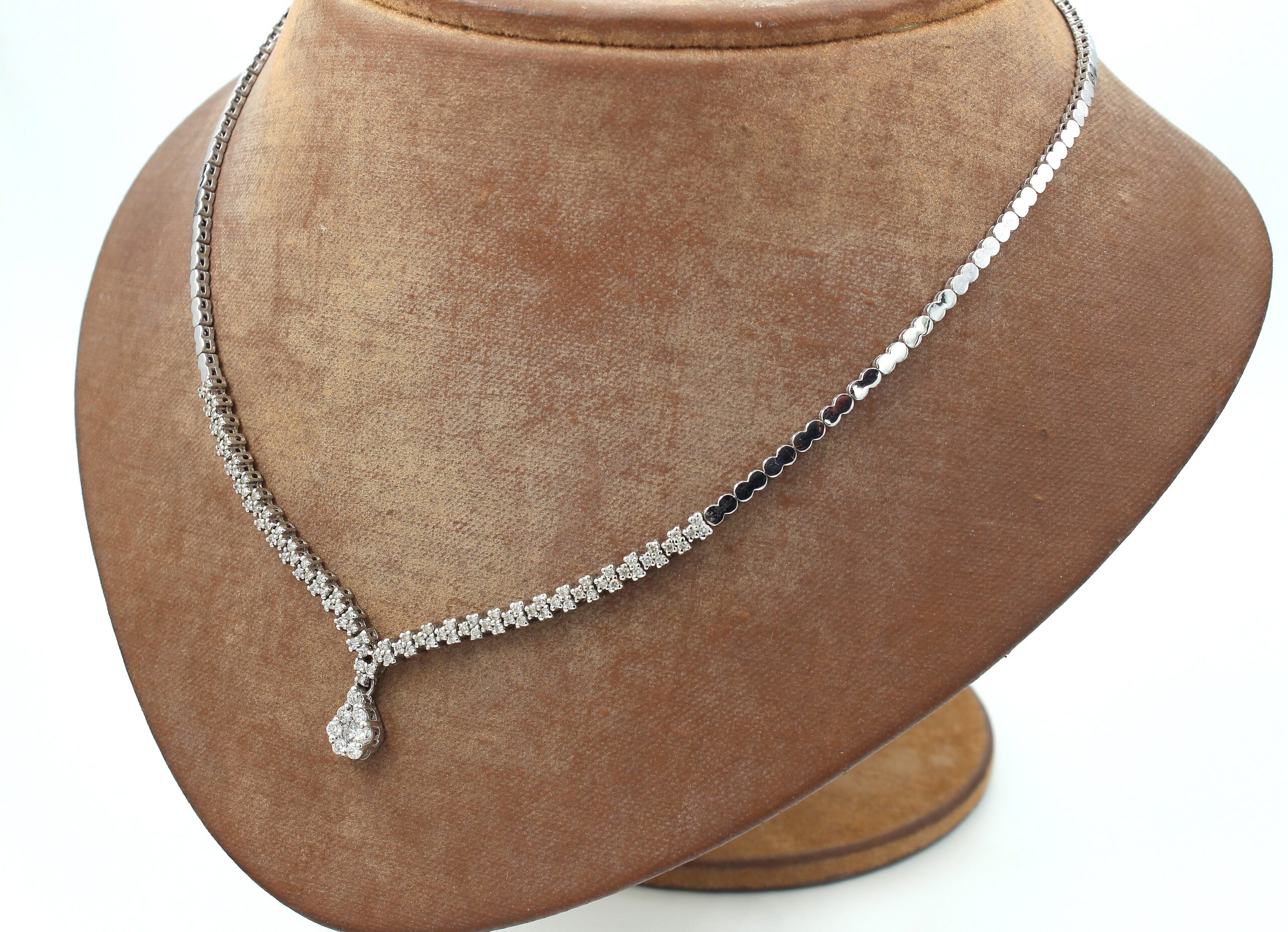 Diamant halsband i 18k vitguld. vikt: 16,8g