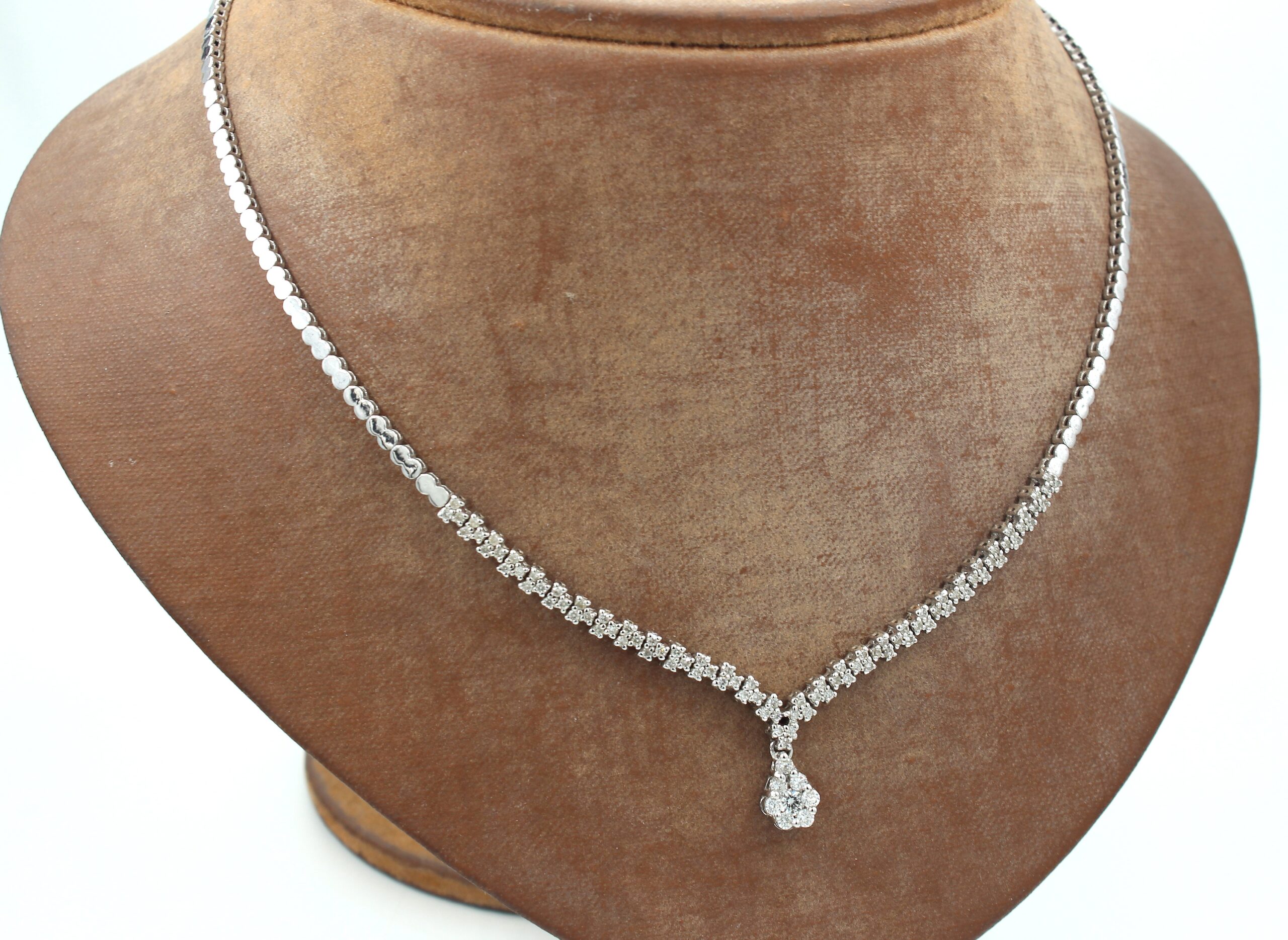 Diamant halsband i 18k vitguld. vikt: 16,8g