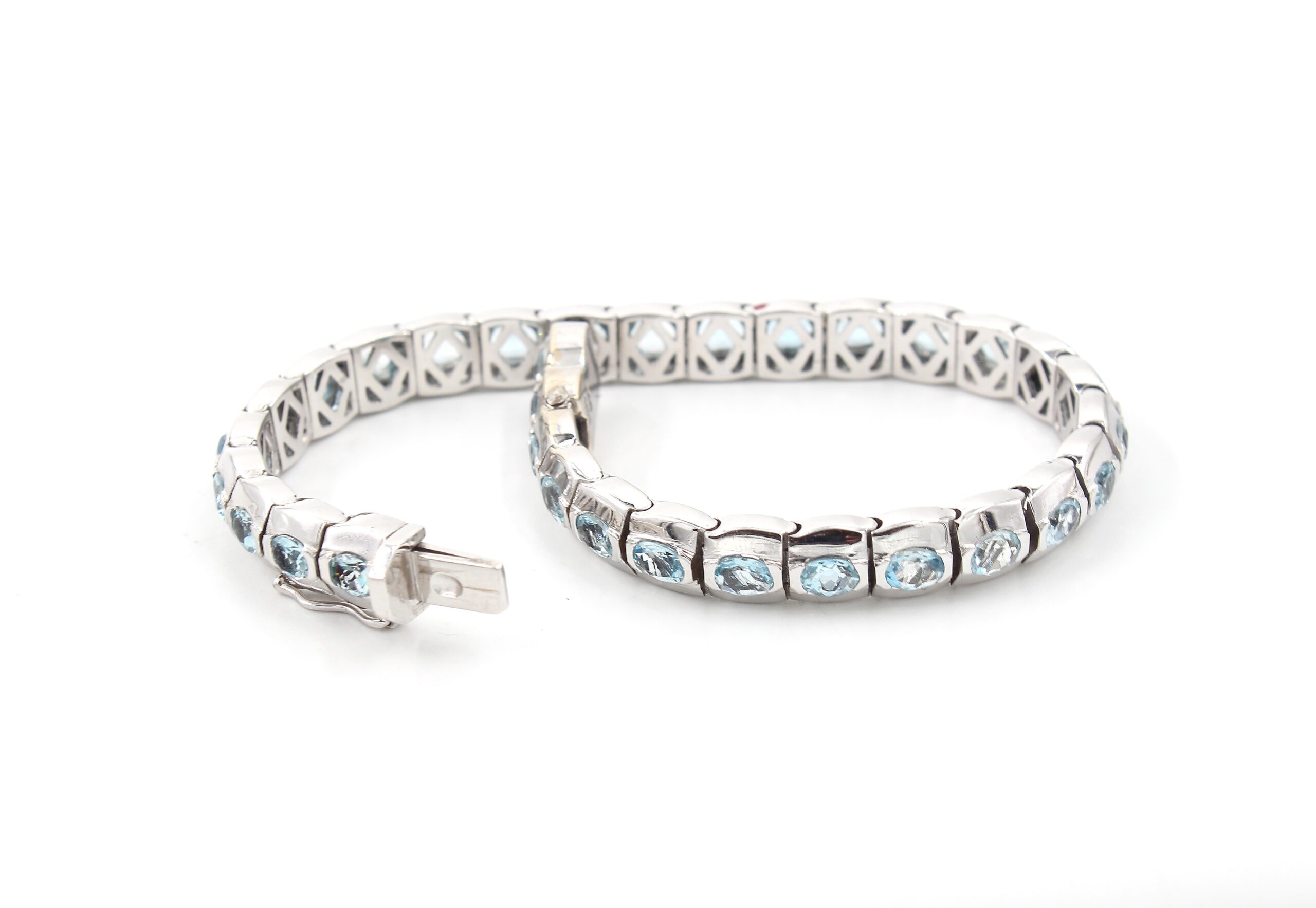 Armband i 18k vitguld med topaz stenar