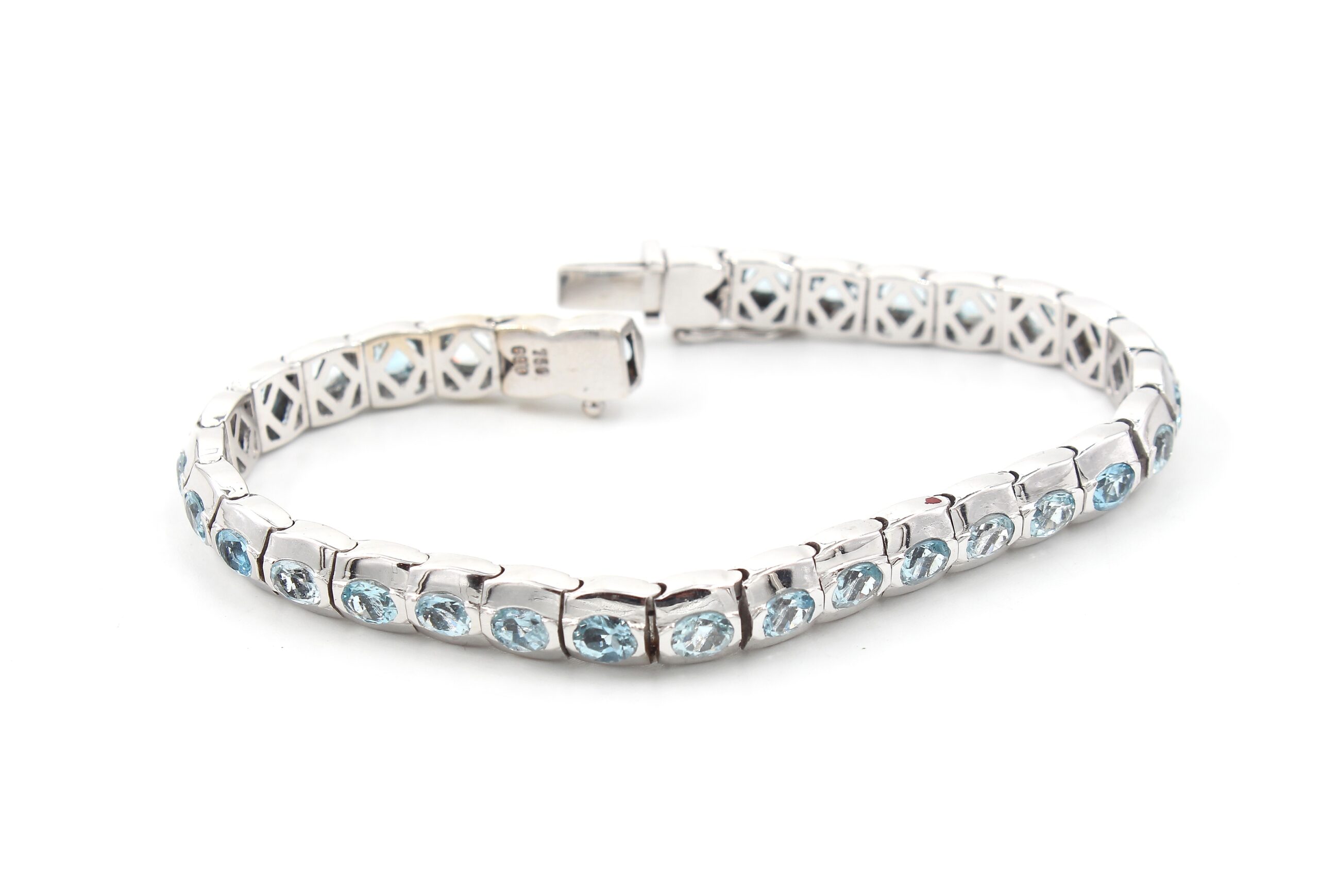 Armband i 18k vitguld med topaz stenar